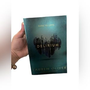 Delirium by Lauren Oliver Book paper cover